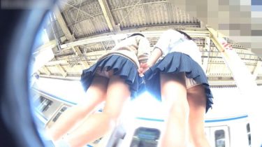 【パンチラ盗撮】～Wチラ＆バレの深淵～光輝く純白Pと、気づかれた後の“可愛い抵抗”。JK2人組との緊迫した心理戦12分【体験談】